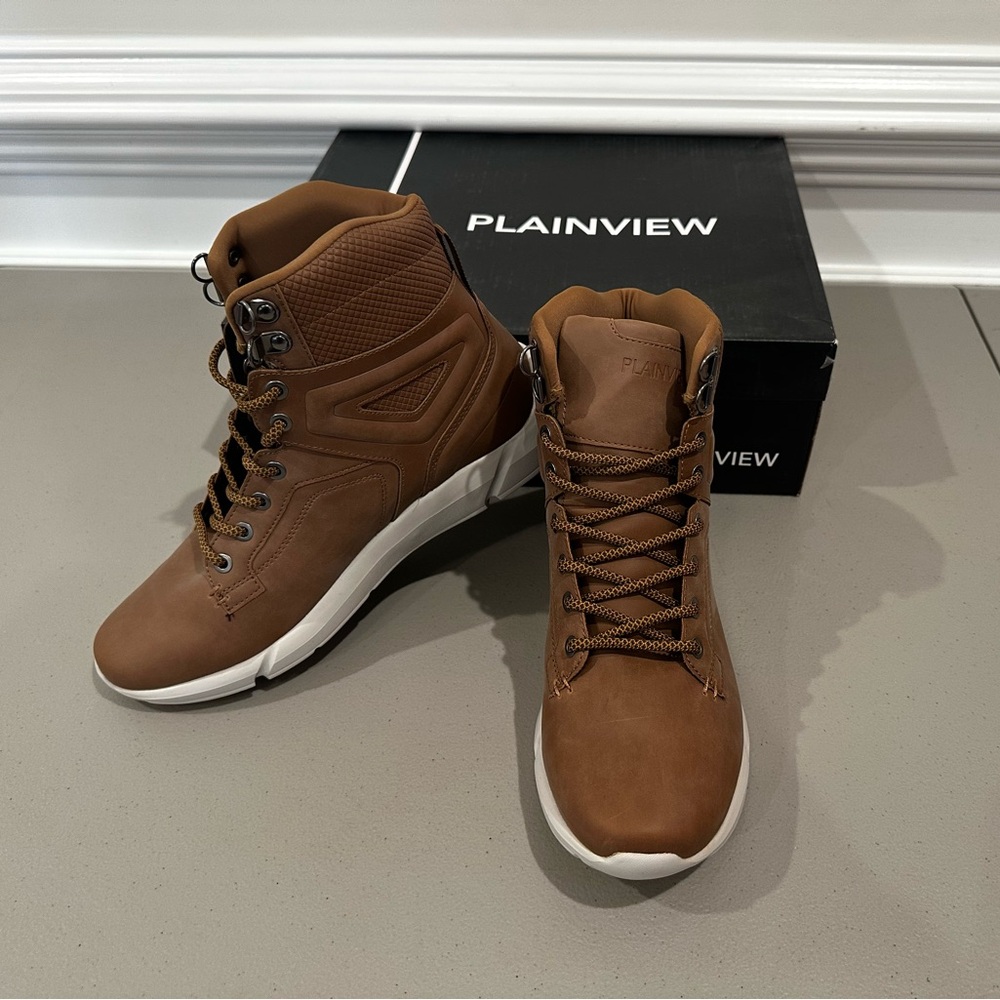 NWT Plainview White and Tan Boots in a Mens 8.5 With Pristine Box and Packaging